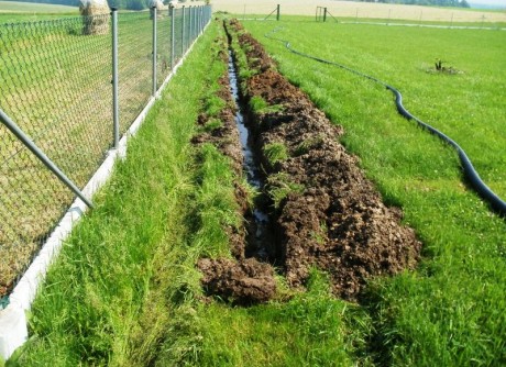 výkop na povrchovou drenáž