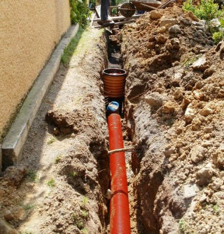 položení kanalizačního potrubí