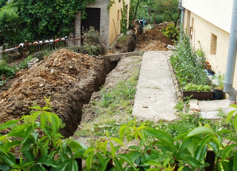 výkop na kanalizaci 1